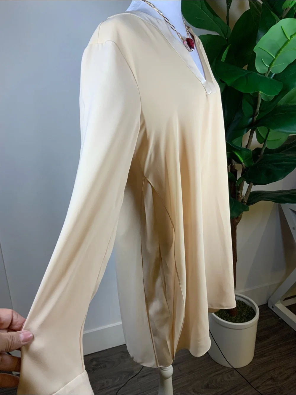 BCBGMaxAzria Cream Long-Sleeve V-Neck Tunic